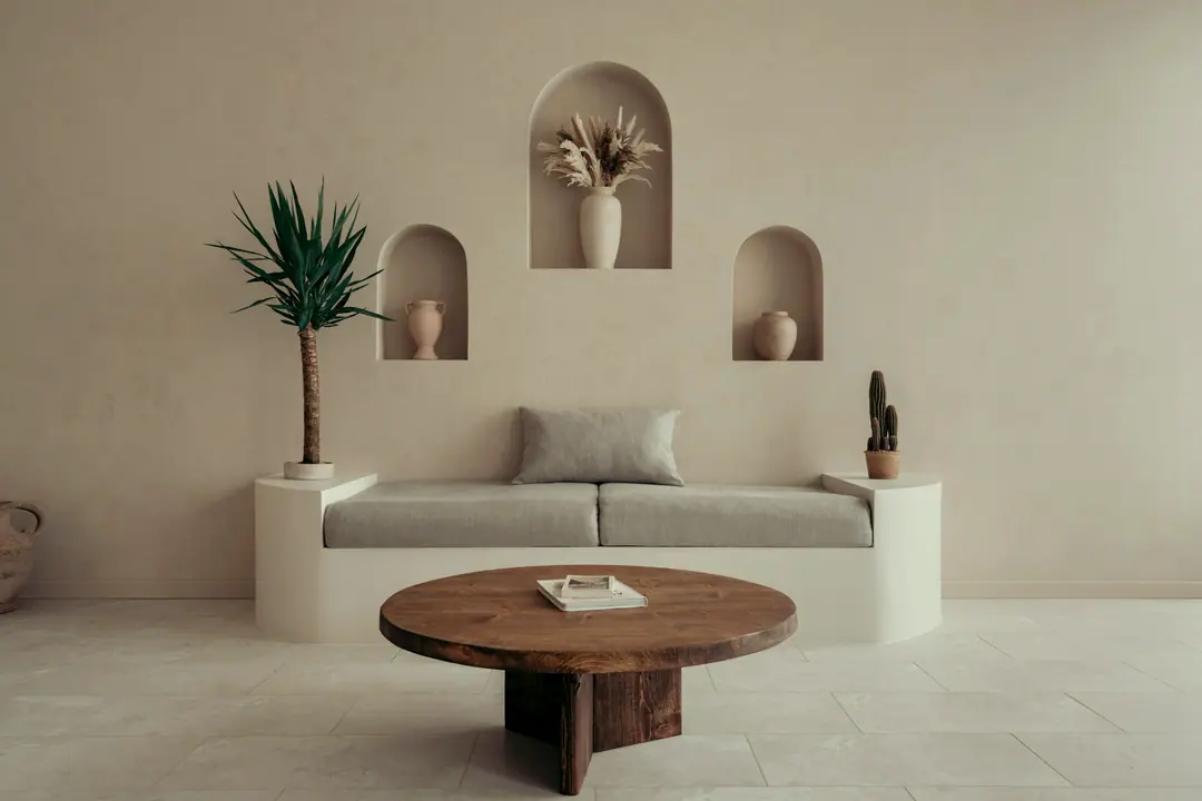 Salón de estilo mediterráneo con hornacinas y banco de obra