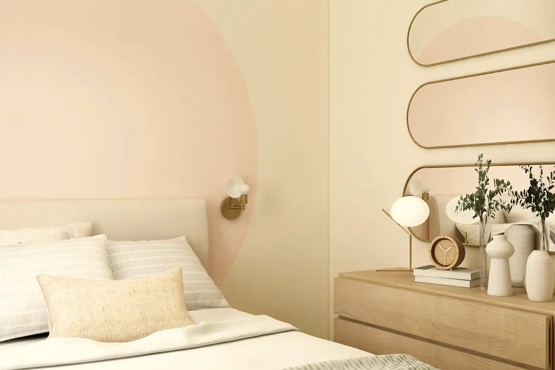Dormitorio en tonos crema con lámpara de pared