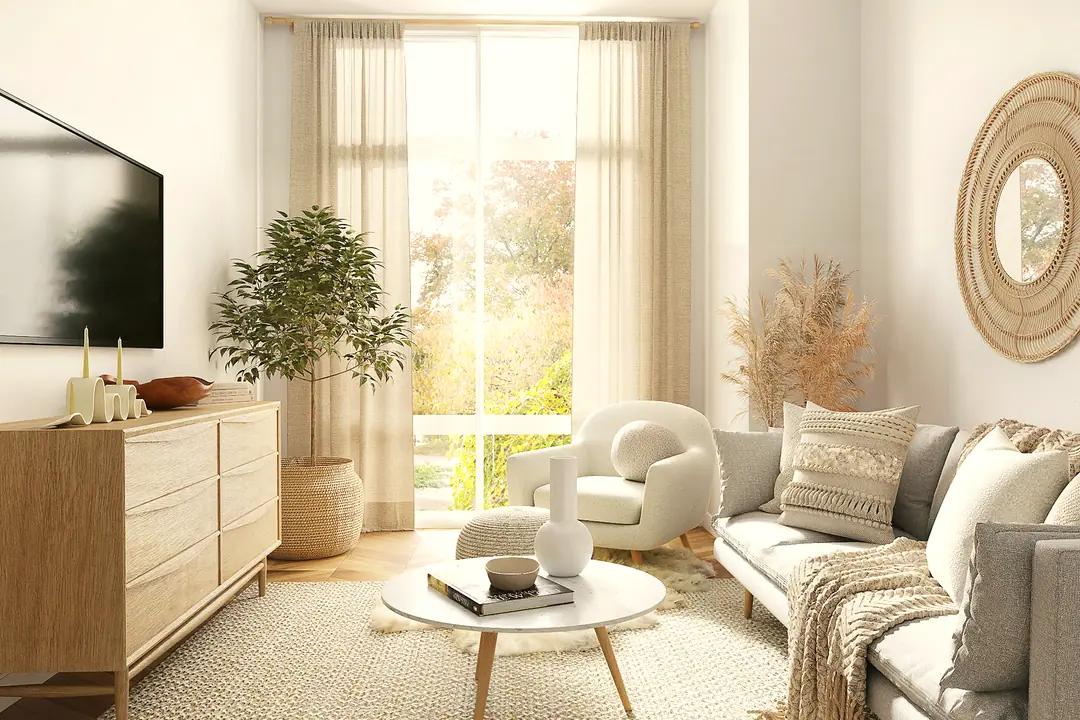Salón con mucha luz natural y plantas