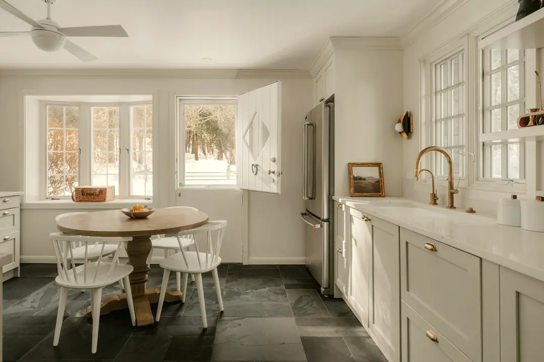 Cocina con mesa redonda junto a la ventana