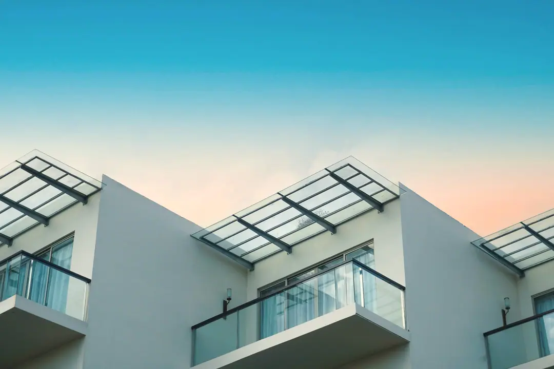 Áticos con pérgola y barandillas de vidrio (imagen de ambiente)