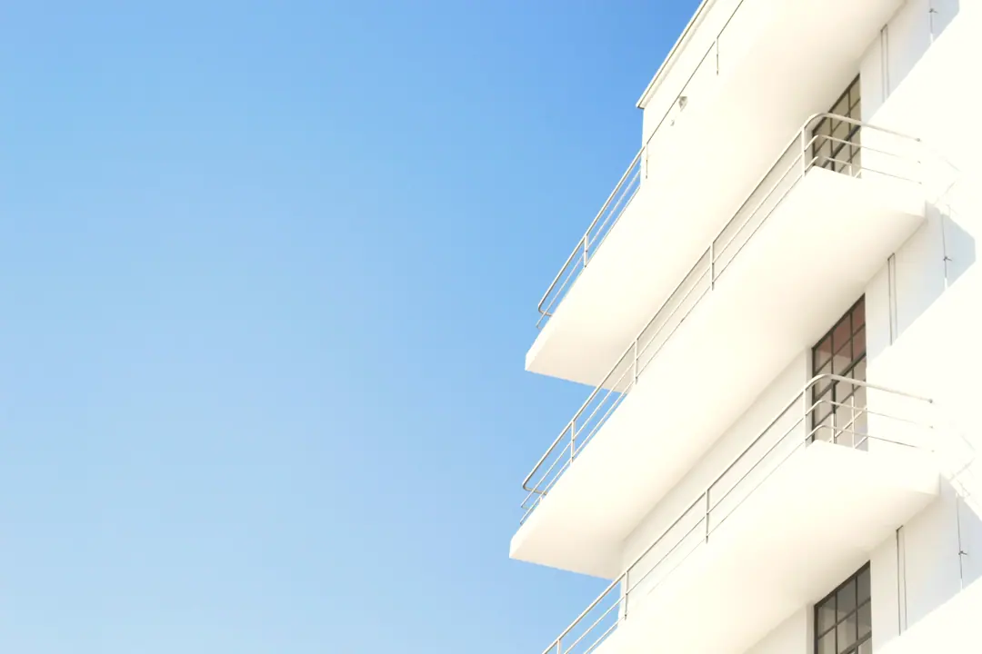 Terrazas voladas de un edificio blanco (imagen de ambiente)