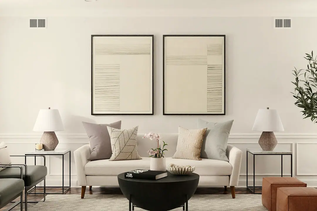 Salón con sofá blanco y cuadros en tonos neutros