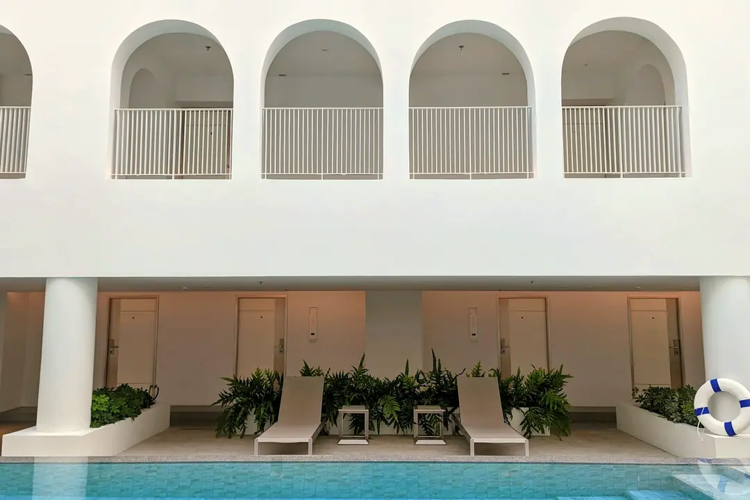 Casa blanca con arcos y piscina